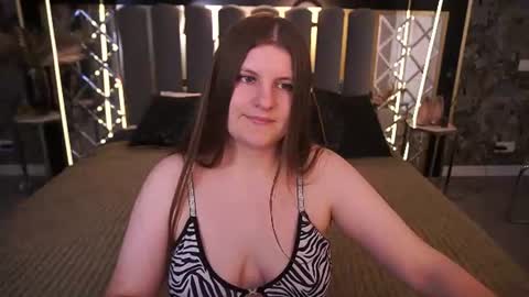 cassandragold_ online show from August 14, 12:42 pm