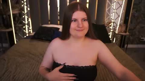 cassandragold_ online show from August 14, 6:11 pm