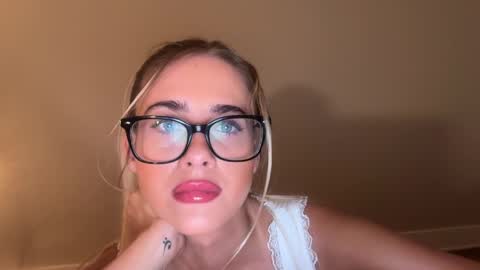 cassieblake online show from May 14, 4:01 am