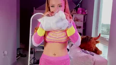 Ccinnamon online show from March 31, 6:49 pm