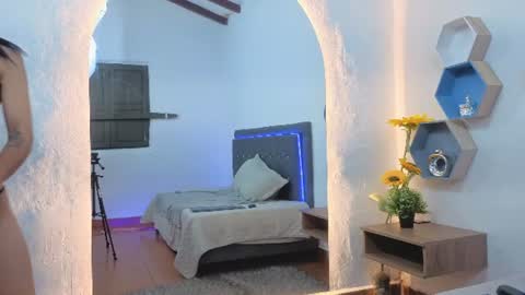 celeste_gil_ online show from August 6, 3:33 pm