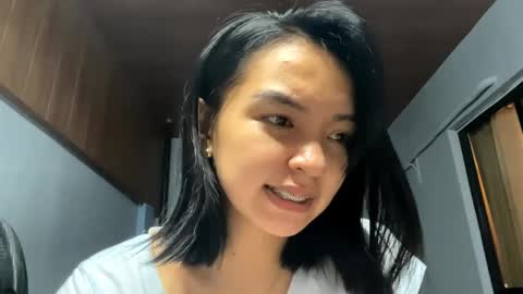 Elly online show from April 1, 2:03 pm