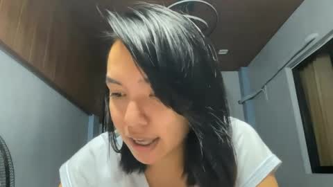 Elly online show from April 1, 5:21 pm