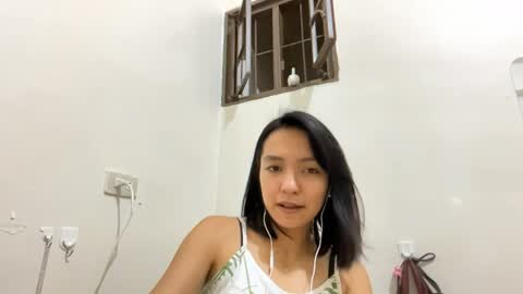 Elly online show from April 6, 1:04 pm