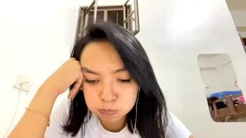 Elly online show from April 8, 4:27 pm