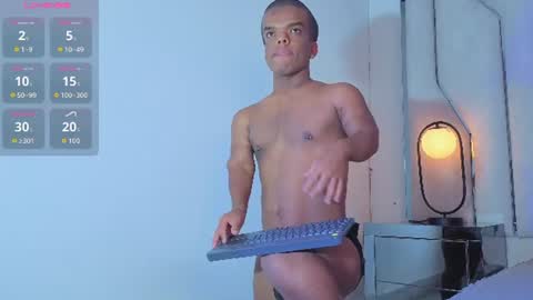 charlie_walkerr online show from August 14, 11:52 pm