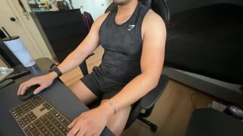 charliekkw online show from April 19, 5:01 pm