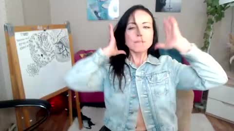 Julie online show from August 9, 1:23 pm