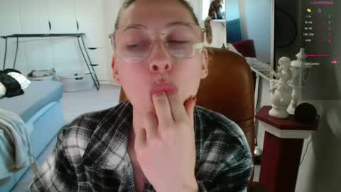 Leonie online show from April 17, 7:48 am