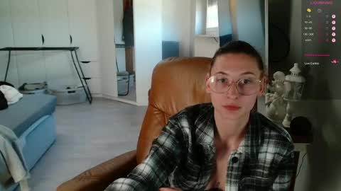 Leonie online show from April 17, 10:00 am