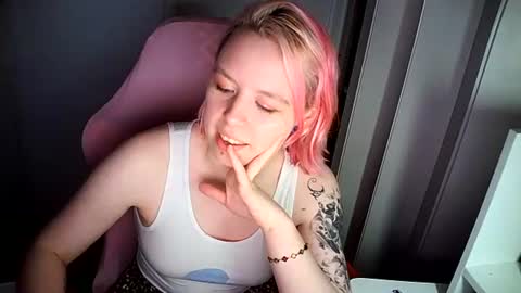 cherrybaby_0 online show from June 14, 9:34 pm