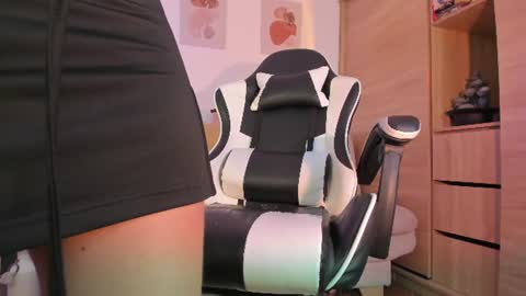 Mely online show from August 11, 2:08 pm