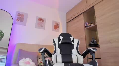 Mely online show from August 15, 2:32 pm