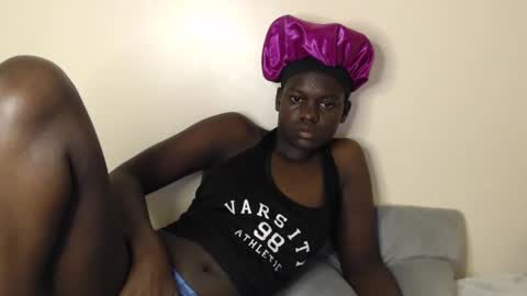 chichie_ online show from August 11, 1:07 am