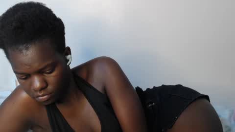 chichie_ online show from August 12, 9:33 am