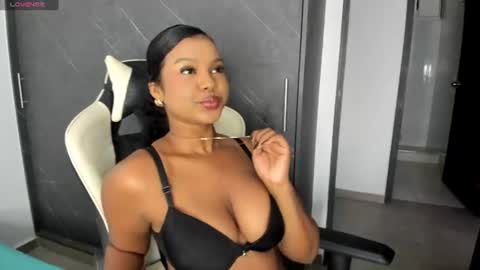 chloe_evans21 online show from July 3, 9:39 pm
