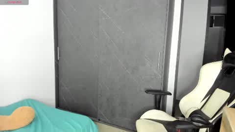 chloe_evans21 online show from August 6, 11:48 pm