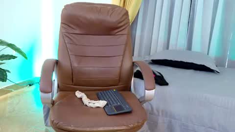 Chloe online show from August 13, 1:36 pm