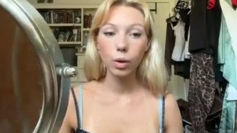 Chloe  online show from August 16, 7:40 pm