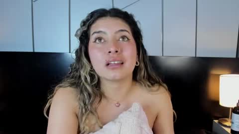 chloebelle_ online show from August 4, 5:43 pm
