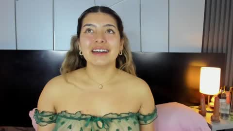 chloebelle_ online show from August 10, 1:01 pm