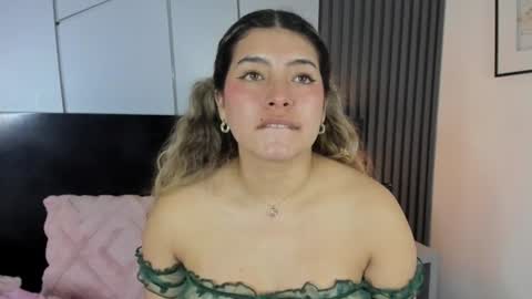 chloebelle_ online show from August 10, 3:13 pm