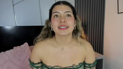 chloebelle_ online show from August 10, 5:25 pm