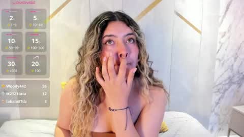 chloebelle_ online show from August 15, 4:44 pm