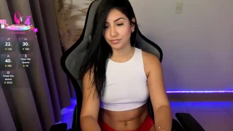 chloebum_ online show from August 4, 5:32 pm