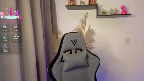 chloebum_ online show from August 5, 1:20 pm