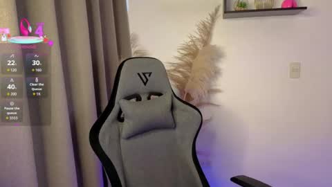 chloebum_ online show from August 7, 1:11 pm