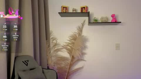 chloebum_ online show from August 8, 1:22 pm