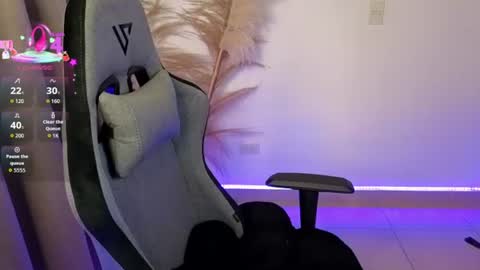 chloebum_ online show from August 9, 1:12 pm