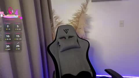 chloebum_ online show from August 11, 1:24 pm