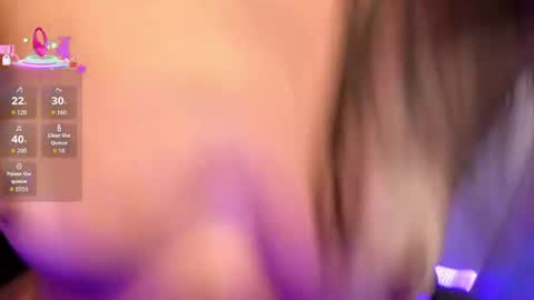 chloebum_ online show from August 13, 6:11 pm