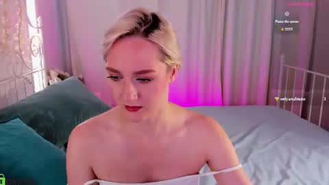 Chloe Deccker online show from August 1, 2:17 am