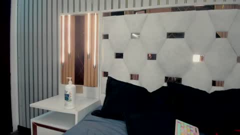 chloee_evans__ online show from August 6, 4:44 am