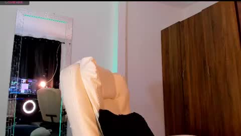 chloejones__ online show from July 29, 6:15 pm