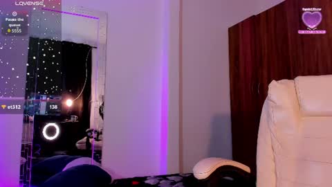 chloejones__ online show from August 1, 5:41 pm