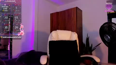 chloejones__ online show from August 4, 6:05 pm