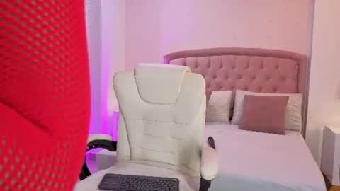 C H L O E  M O O N online show from August 13, 11:57 am