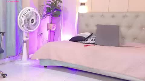 LOVE online show from August 15, 1:15 pm