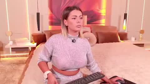 Chloe Vee online show from August 12, 4:37 am