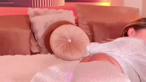 Chloe Vee online show from August 12, 5:43 am
