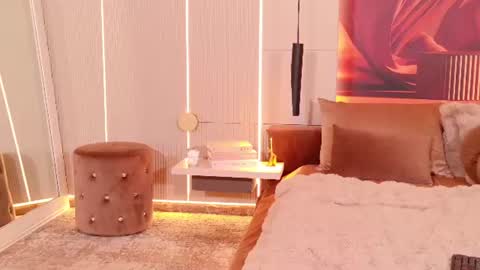 Chloe Vee online show from August 15, 8:18 am