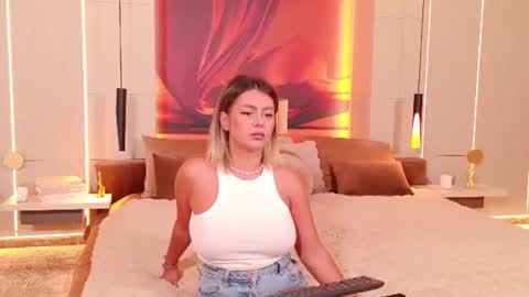 Chloe Vee online show from August 17, 5:01 am