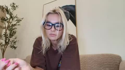 Chloe Babe online show from August 14, 8:01 pm