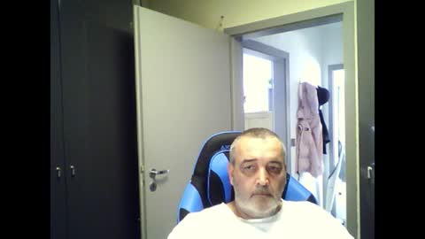 Chris online show from August 8, 9:42 am