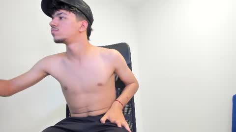 chris_smithh online show from August 15, 2:32 pm
