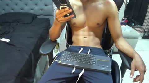 chriss_r07 online show from August 1, 12:05 am